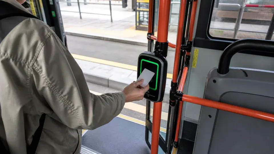 Illustrated passenger tapping a transit card at the rear door before leaving a Seoul bus
