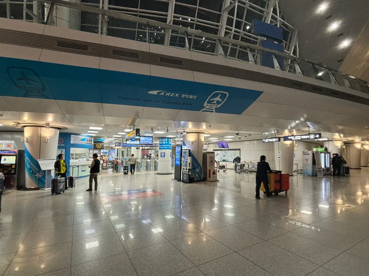 En la Terminal 1 de Incheon, los accesos al All-Stop y al Express están en zonas separadas, en lados opuestos.