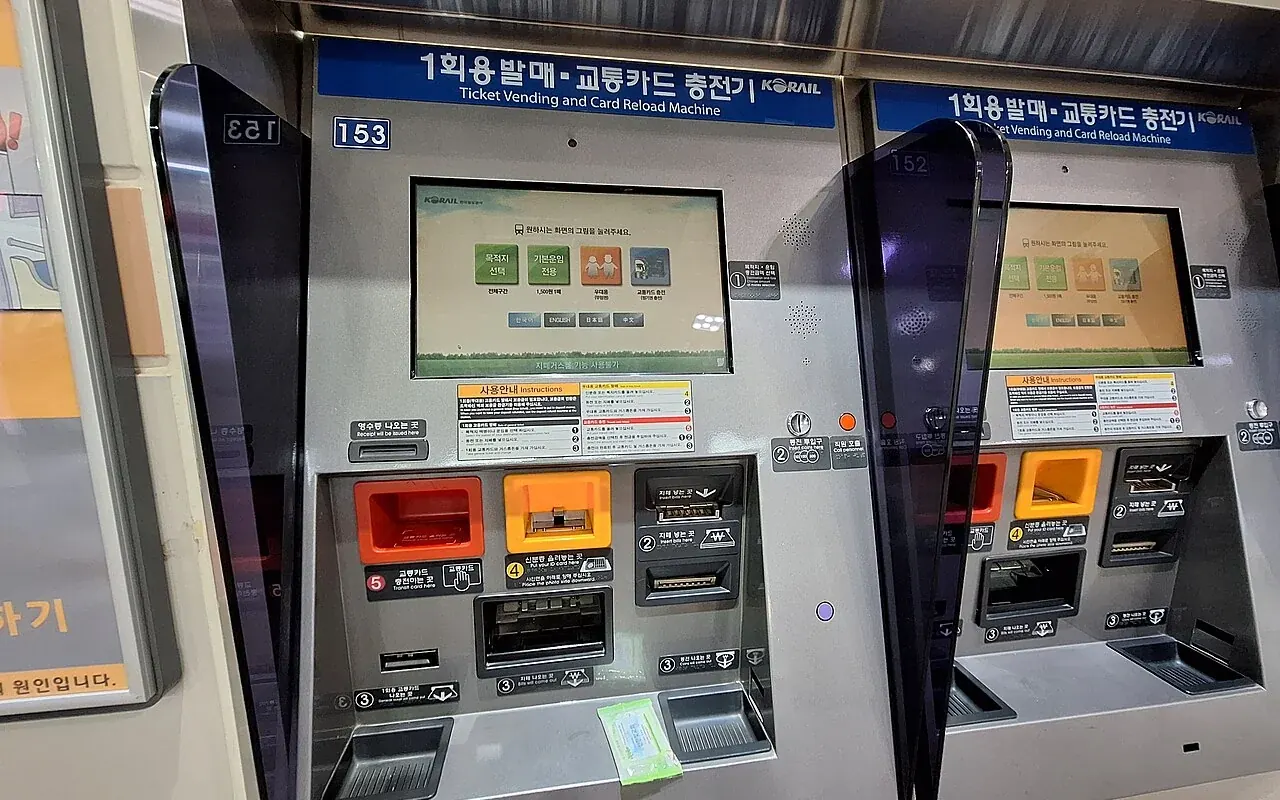 Actual ticket vending and transit-card reload machines at Soraepogu Station